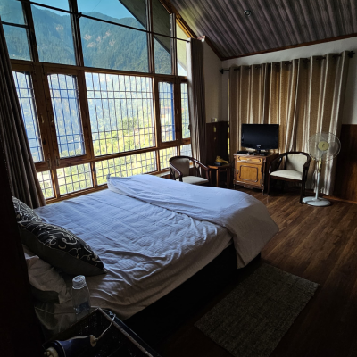 Black Simple Review Instagram Post (4)